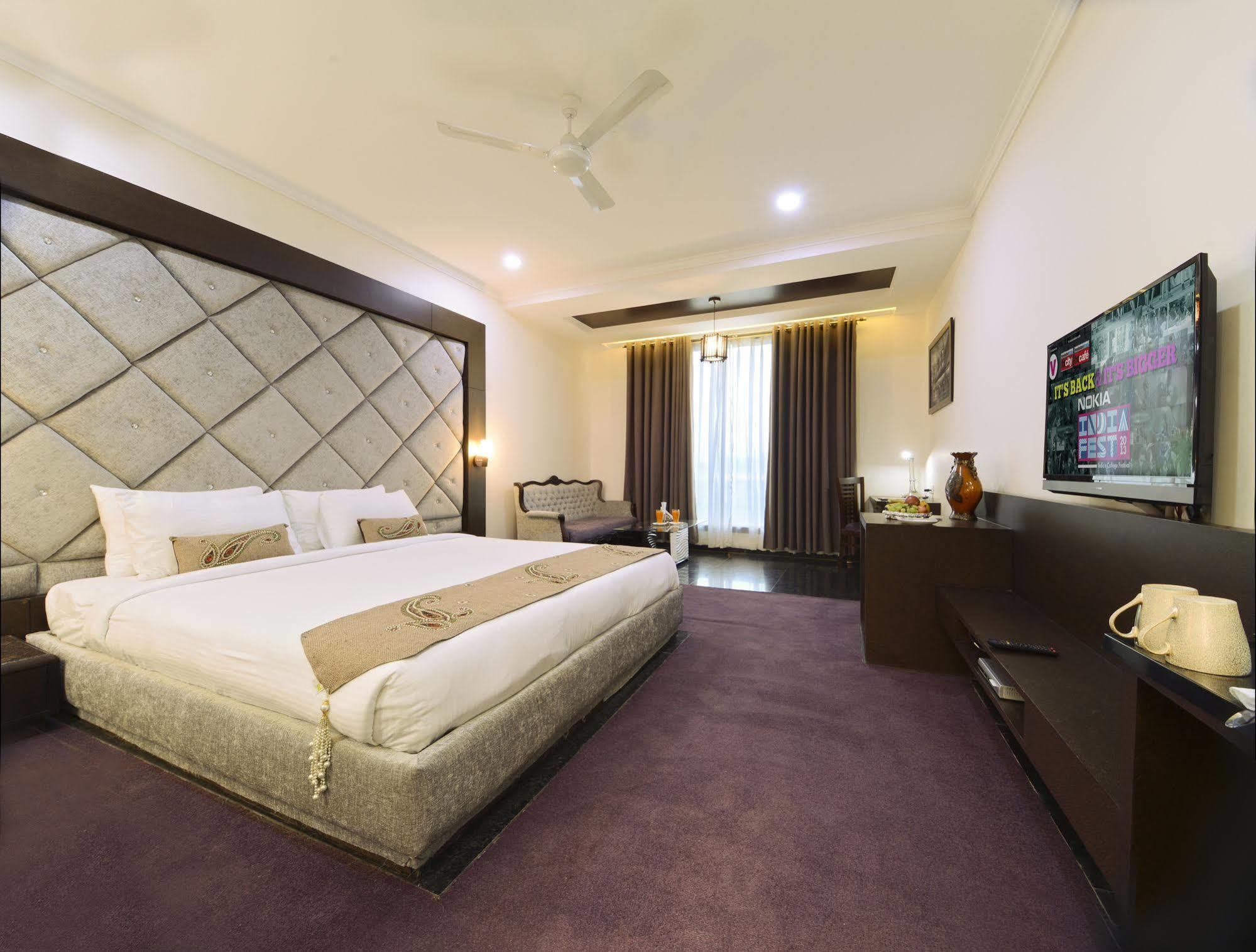 Hotel Crimson Palace Agra  Eksteriør billede
