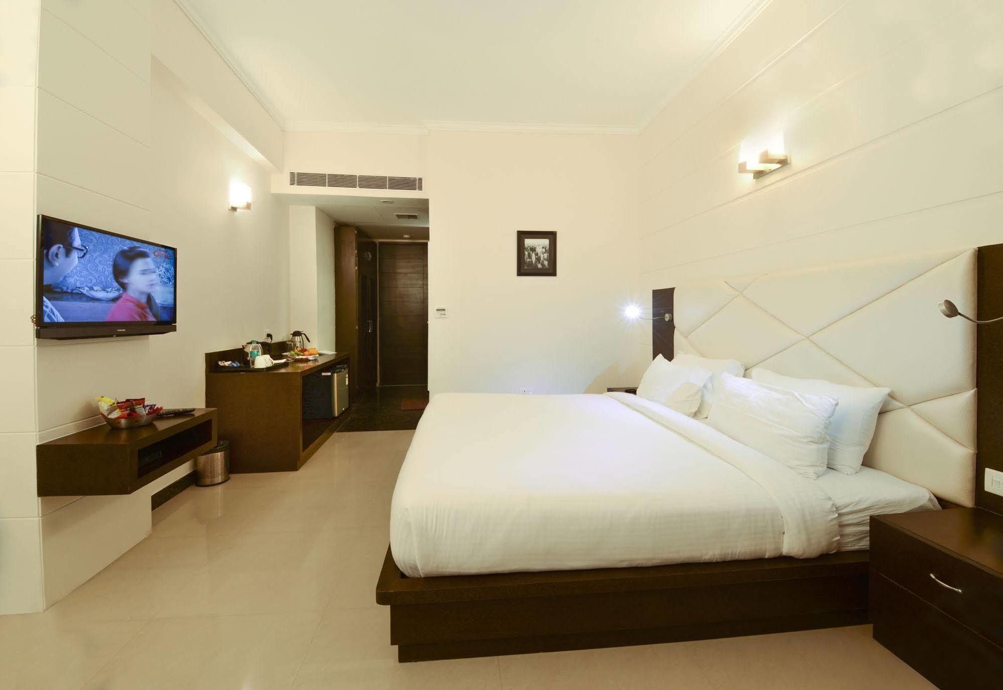 Hotel Crimson Palace Agra  Eksteriør billede
