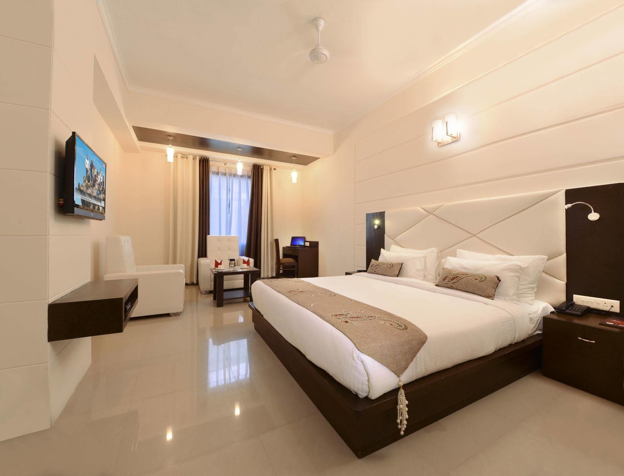 Hotel Crimson Palace Agra  Eksteriør billede